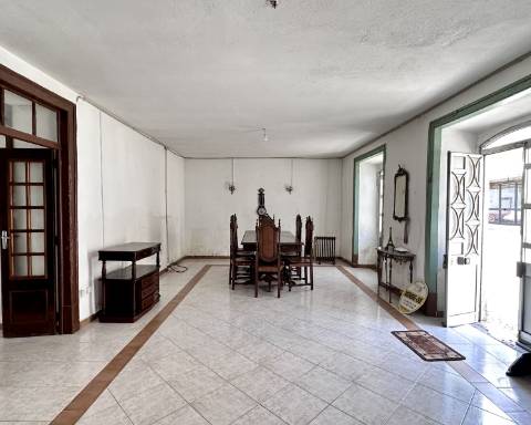 Moradia tradicional T2 com pátio e terraço no coração de São Brás de Alportel