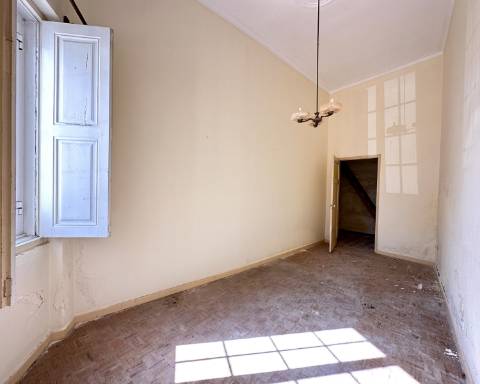 Maravilhoso edifício I Para renovar I T 4 I Centro histórico de Olhão.