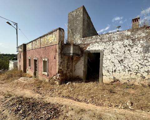 Traditional house in ruins I To renovate I 352 m2 I 3,250 m2 plot I Querença, Loulé