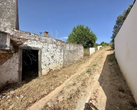 Traditional house in ruins I To renovate I 352 m2 I 3,250 m2 plot I Querença, Loulé