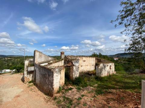 Traditional house in ruins I To renovate I 352 m2 I 3,250 m2 plot I Querença, Loulé