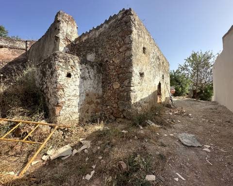 Traditional house in ruins I To renovate I 352 m2 I 3,250 m2 plot I Querença, Loulé