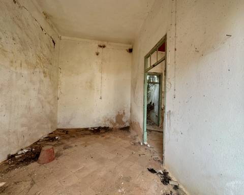 Traditional house in ruins I To renovate I 352 m2 I 3,250 m2 plot I Querença, Loulé