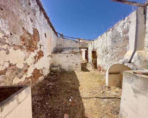 Traditional house in ruins I To renovate I 352 m2 I 3,250 m2 plot I Querença, Loulé