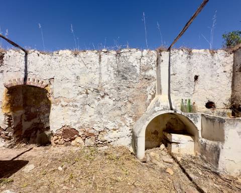 Traditional house in ruins I To renovate I 352 m2 I 3,250 m2 plot I Querença, Loulé