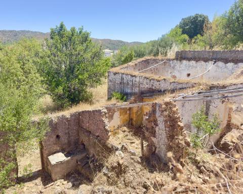 Traditional house in ruins I To renovate I 352 m2 I 3,250 m2 plot I Querença, Loulé