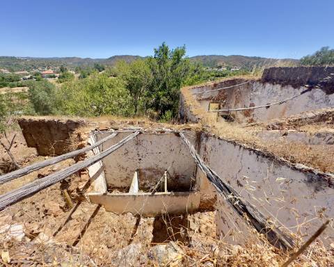 Traditional house in ruins I To renovate I 352 m2 I 3,250 m2 plot I Querença, Loulé