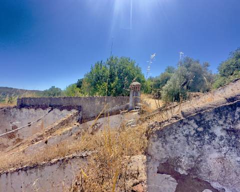 Traditional house in ruins I To renovate I 352 m2 I 3,250 m2 plot I Querença, Loulé