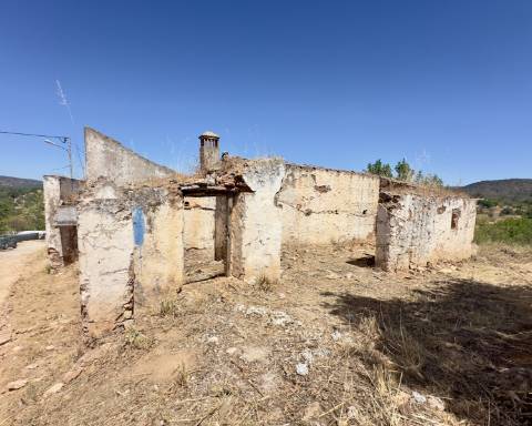 Traditional house in ruins I To renovate I 352 m2 I 3,250 m2 plot I Querença, Loulé