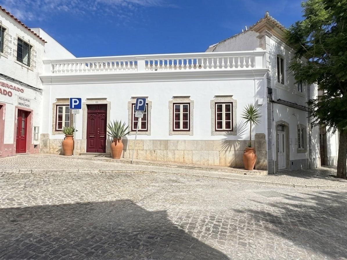 Magnífica moradia geminada para renovar I 287,10 m² I terreno 305 m² I Pátio I 4 quartos I Projeto aprovado I Centro histórico de Estoi
