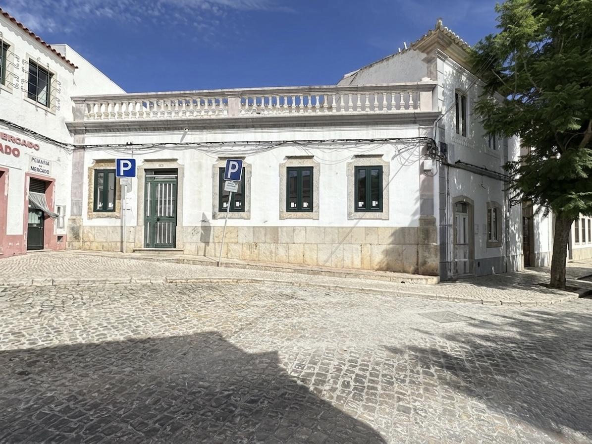 Magnífica moradia geminada para renovar I 287,10 m² I terreno 305 m² I Pátio I 4 quartos I Projeto aprovado I Centro histórico de Estoi