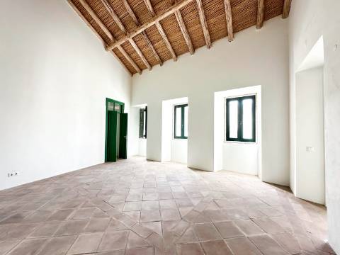 Magnífica moradia geminada para renovar I 287,10 m² I terreno 305 m² I Pátio I 4 quartos I Projeto aprovado I Centro histórico de Estoi