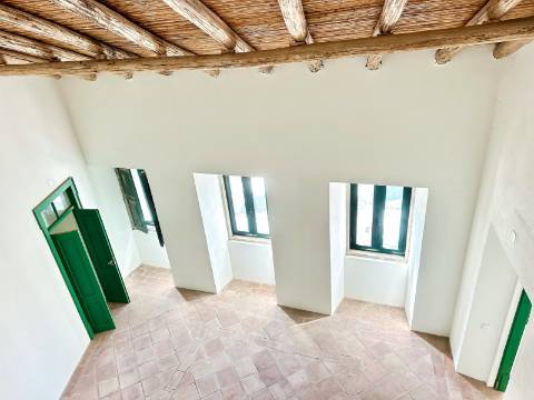 Magnífica moradia geminada para renovar I 287,10 m² I terreno 305 m² I Pátio I 4 quartos I Projeto aprovado I Centro histórico de Estoi