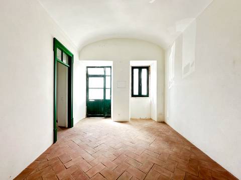 Magnífica moradia geminada para renovar I 287,10 m² I terreno 305 m² I Pátio I 4 quartos I Projeto aprovado I Centro histórico de Estoi