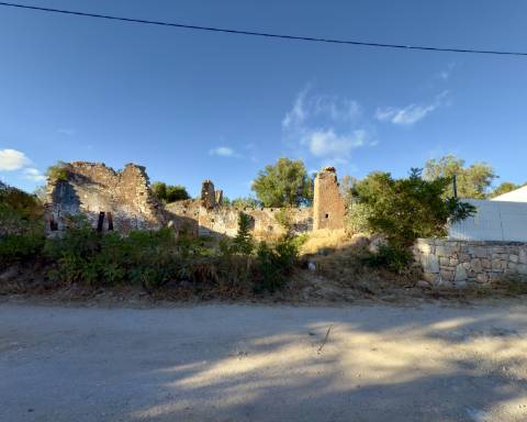 Belo terreno plano de 3.424 m² com projeto aprovado para a reconstrução de uma moradia térrea I 3 quartos I Piscina I Loulé