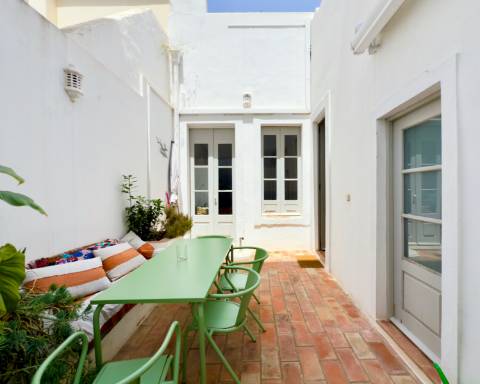 Casa geminada cheia de charme I Arquitetura tradicional I 3 quartos I Pátio I Açoteia I Baixa Olhão