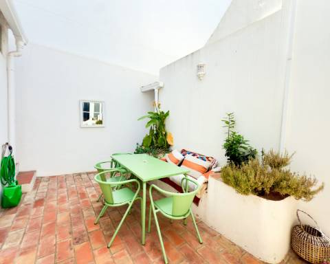 Casa geminada cheia de charme I Arquitetura tradicional I 3 quartos I Pátio I Açoteia I Baixa Olhão