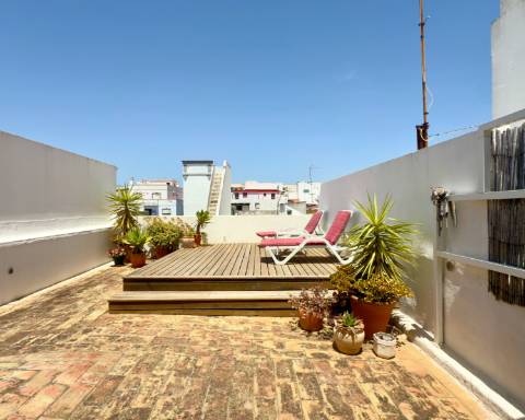 Casa geminada cheia de charme I Arquitetura tradicional I 3 quartos I Pátio I Açoteia I Baixa Olhão