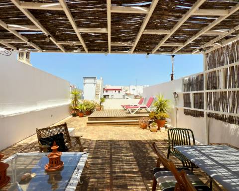Casa geminada cheia de charme I Arquitetura tradicional I 3 quartos I Pátio I Açoteia I Baixa Olhão