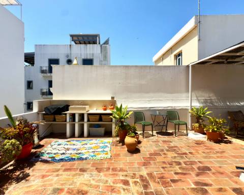 Casa geminada cheia de charme I Arquitetura tradicional I 3 quartos I Pátio I Açoteia I Baixa Olhão