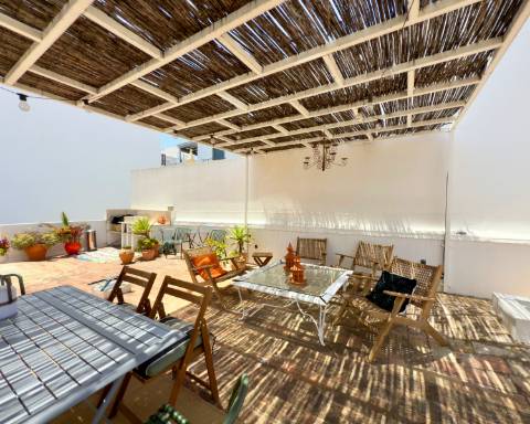 Casa geminada cheia de charme I Arquitetura tradicional I 3 quartos I Pátio I Açoteia I Baixa Olhão