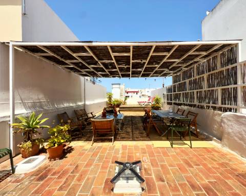 Casa geminada cheia de charme I Arquitetura tradicional I 3 quartos I Pátio I Açoteia I Baixa Olhão