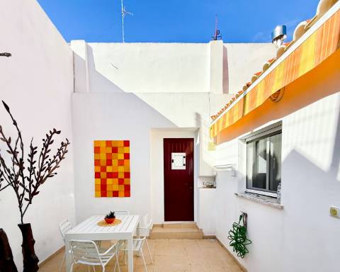 Casa geminada com charme I T2 +1 I Quintal I Centro de Vila Real de Santo António