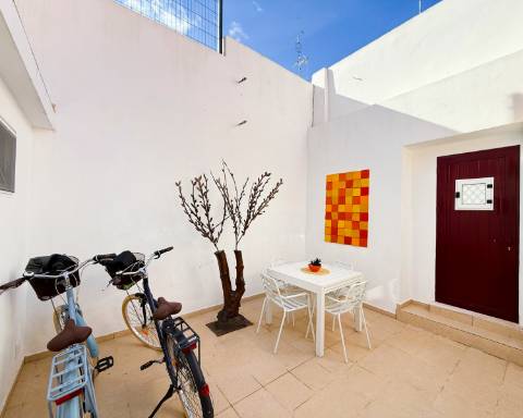 Casa geminada com charme I T2 +1 I Quintal I Centro de Vila Real de Santo António