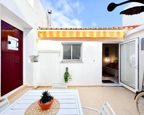 Casa geminada com charme I T2 +1 I Quintal I Centro de Vila Real de Santo António