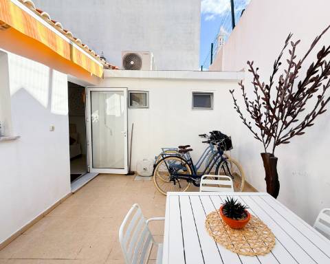 Casa geminada com charme I T2 +1 I Quintal I Centro de Vila Real de Santo António