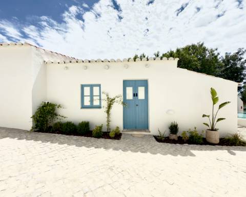 Propriedade de exceção em Estoi: Duas Quintas de Charme com Vista Mar Panorâmica | 3 Suites | Piscina | Terreno de 5800 m²