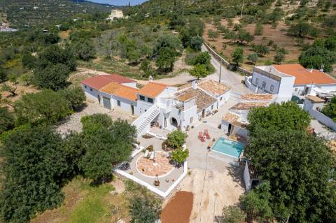 Propriedade de exceção em Estoi: Duas Quintas de Charme com Vista Mar Panorâmica | 3 Suites | Piscina | Terreno de 5800 m²