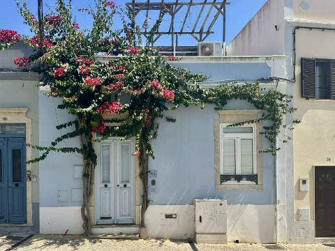 Encantadora Moradia de 2 quartos I Terraço I Rooftop Panorâmico I Localização Ideal no Coração de Faro.