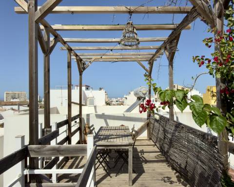 Encantadora Moradia de 2 quartos I Terraço I Rooftop Panorâmico I Localização Ideal no Coração de Faro.