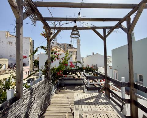 Encantadora Moradia de 2 quartos I Terraço I Rooftop Panorâmico I Localização Ideal no Coração de Faro.
