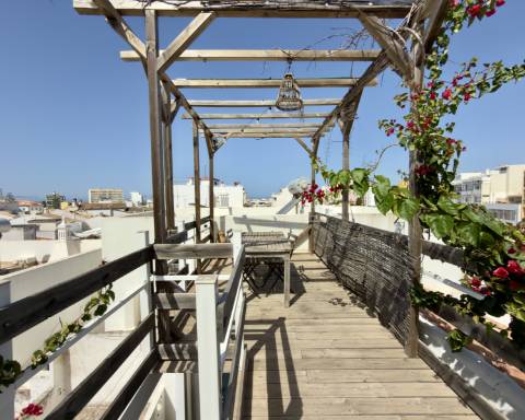 Encantadora Moradia de 2 quartos I Terraço I Rooftop Panorâmico I Localização Ideal no Coração de Faro.
