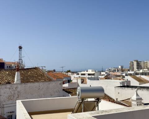 Encantadora Moradia de 2 quartos I Terraço I Rooftop Panorâmico I Localização Ideal no Coração de Faro.