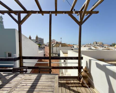 Encantadora Moradia de 2 quartos I Terraço I Rooftop Panorâmico I Localização Ideal no Coração de Faro.