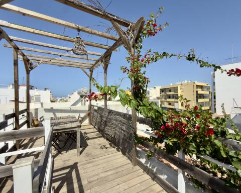 Encantadora Moradia de 2 quartos I Terraço I Rooftop Panorâmico I Localização Ideal no Coração de Faro.