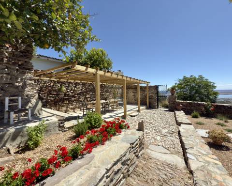 Casa de charme chave na mão com jardim suspenso | T2+1 | Vista espetacular sobre o Alqueva