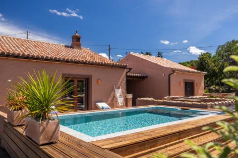 Sumptuosa Propriedade Tradicional | 3 Quartos | Tanque | Totalmente Restaurada | Terreno de 2 760 m² | Santa Bárbara de Nexe