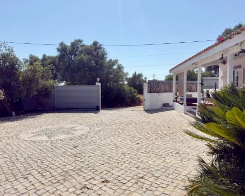 Bonita casa I 4 quartos I 130 m2 I Piscina I Pechão I Olhão