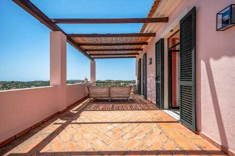 Propriedade de Exceção nas Colinas de Santa Bárbara de Nexe em Calma Absoluta