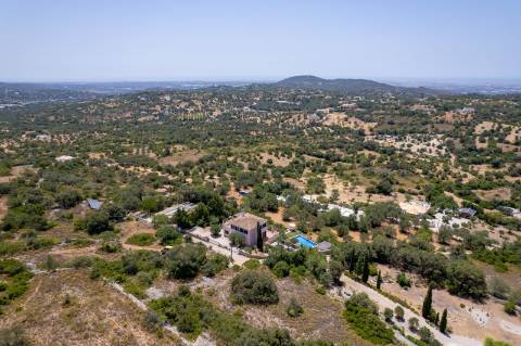 Propriedade de Exceção nas Colinas de Santa Bárbara de Nexe em Calma Absoluta
