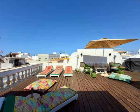 RARO! Moradia Burguesa e Histórica I 3 + 1 Quartos I Amplo Rooftop I Vista Mercado e Ria Formosa I Centro Histórico, Baixa de Olhão