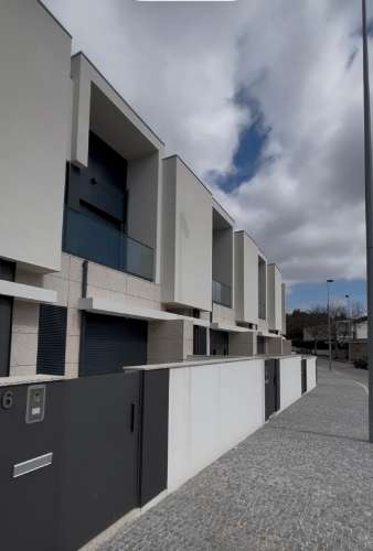 Moradia em Banda T3 na Azemaia Onde a sua nova história começa
