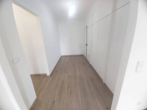 T1 com Garagem | Excelente Localização | Próximo do Metro e Hospital de São João