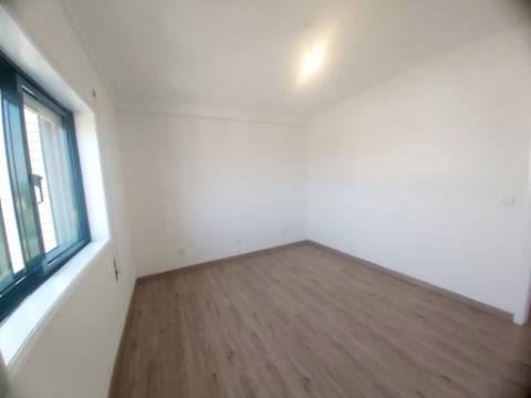 T1 com Garagem | Excelente Localização | Próximo do Metro e Hospital de São João