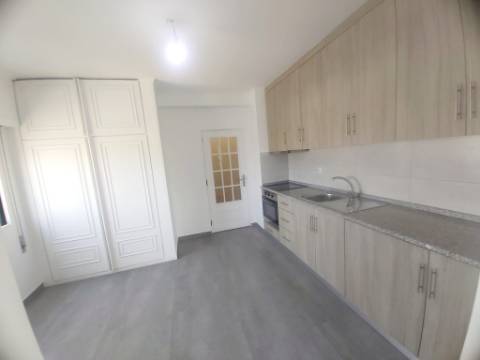 T1 com Garagem | Excelente Localização | Próximo do Metro e Hospital de São João