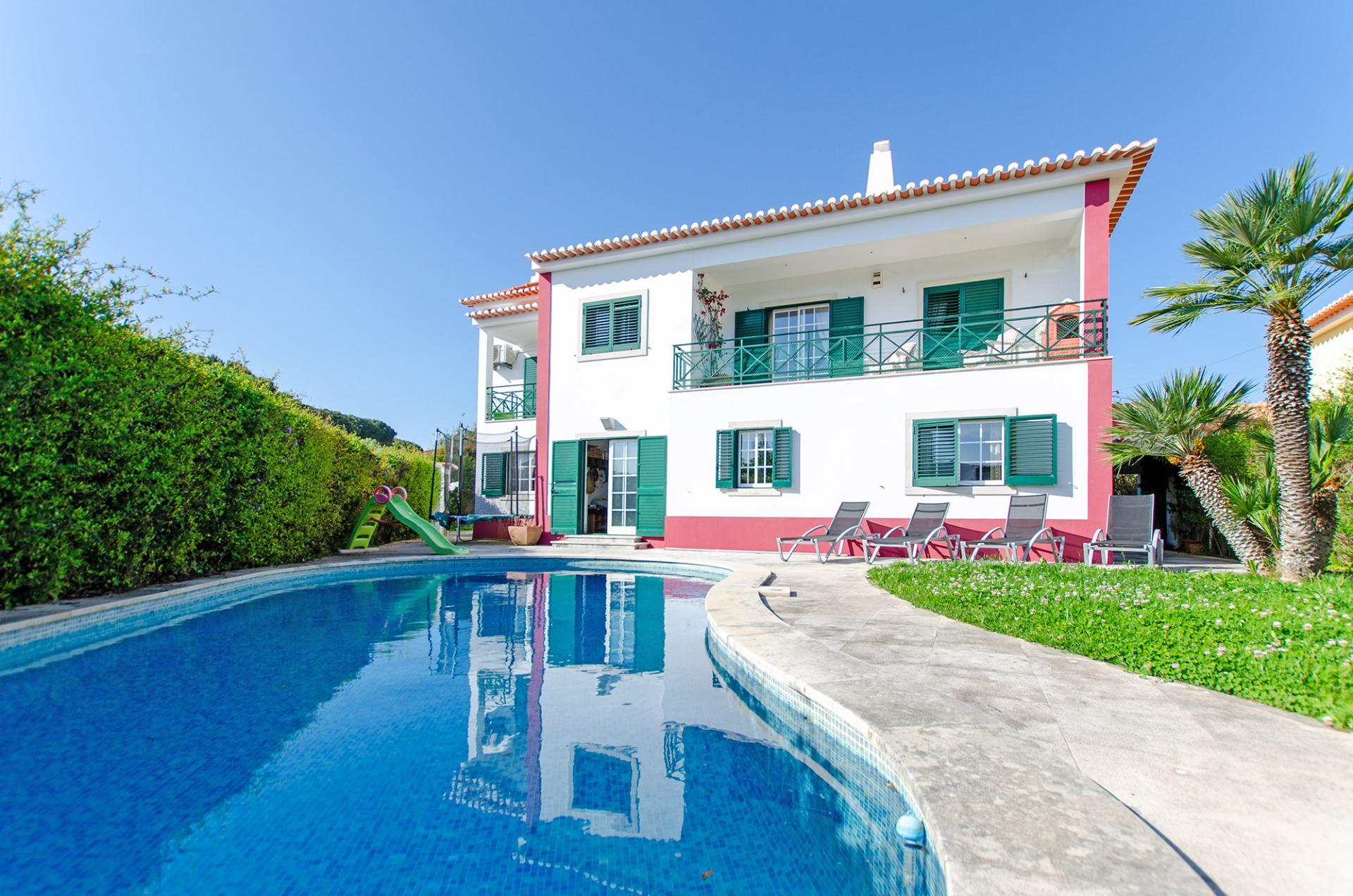 Moradia T5 vista total de Serra e piscina